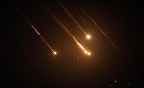 伊朗每天两轮导弹打击，从不提前通知。很多人以为，这是伊朗在用火力压制美以。错了！