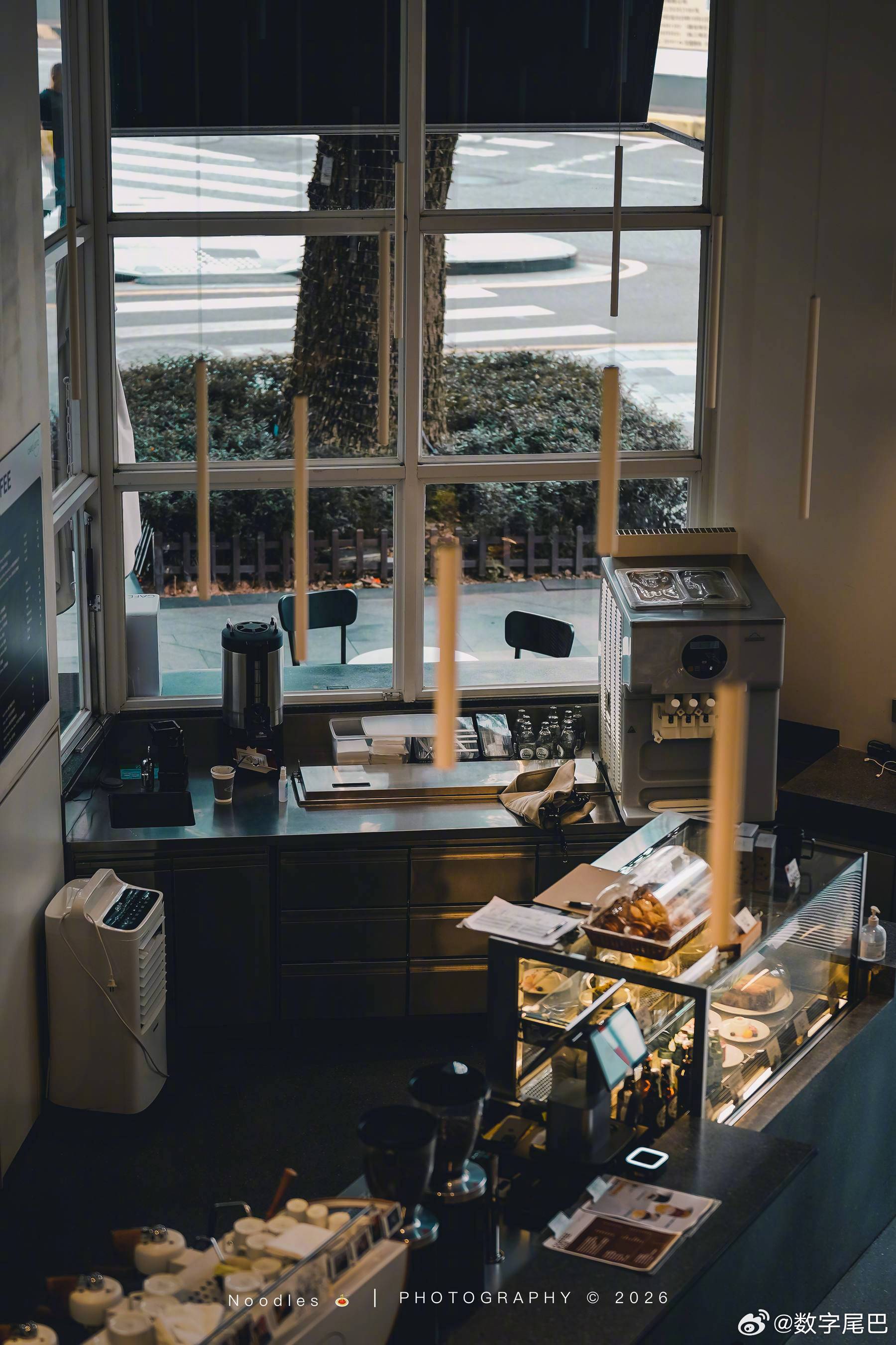 尾巴生活 一组极简暗调扫街，虽然平时是饱和度战士，但暗调的情况反而更得心应手些?