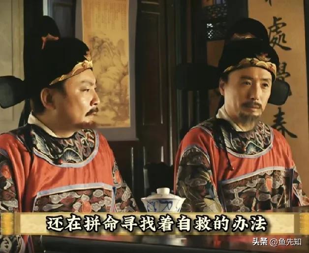 《大明王朝1566》中，郑泌昌跟何茂才接到严世蕃毁堤淹田的密信后，如何做才能自保