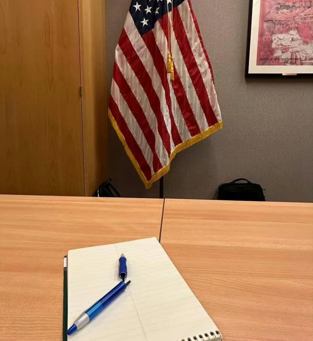 与其说是紧张，更可能是愤怒吧。就像有网友说的，断的不是笔是脊梁！报道称，该成员是