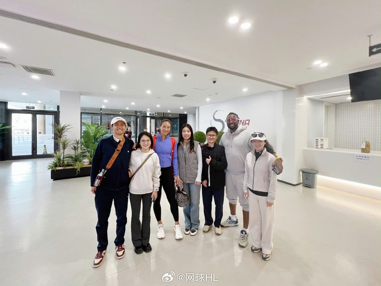 🇨🇳郑钦文现身中网现场，和球迷合影！网球talking大会wta