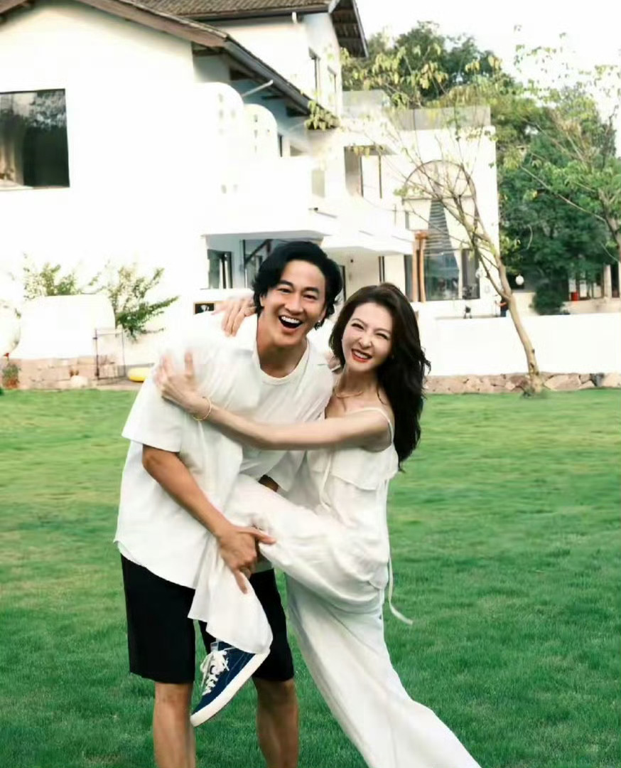 何润东16年异地恋每年见面不到俩月何润东与妻子林佩希长达16年的异地恋故事近期引