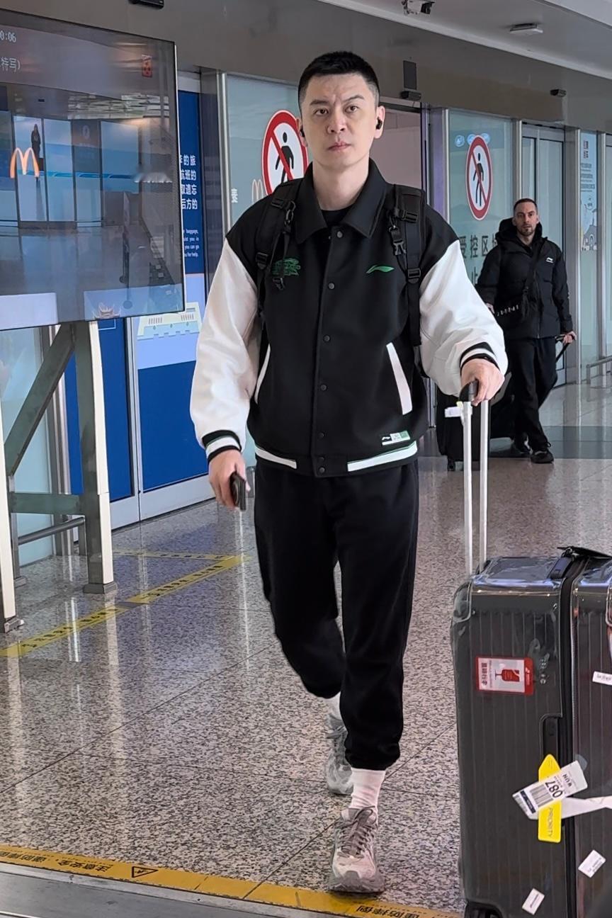 辽宁男篮 早班航班飞抵武汉，开启第二届俱乐部杯征程！沈阳机场偶遇兄弟球队吉林男篮