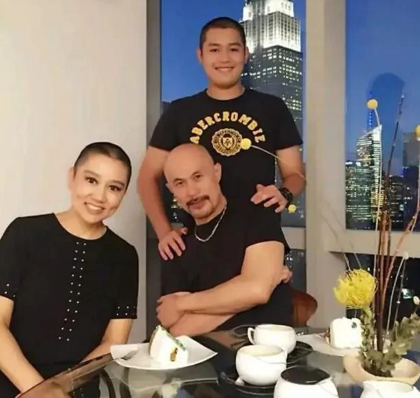 [浮云]1994年，徐锦江到云南拍戏，看到一位路过的女兵，心动不已，他跑去对女兵