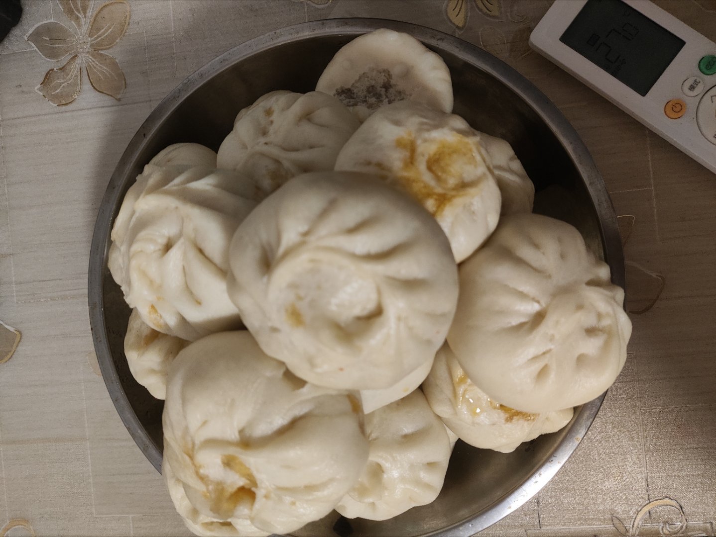 自制包子 今天不是肉包了 是萝卜包  有点粘锅 放底下防粘锅的用完了 
