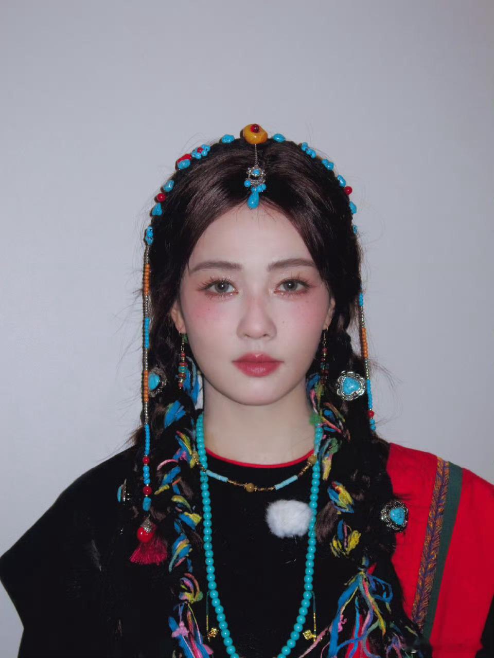 白鹿今日民族服饰体验的一天，感觉充满正气，根正苗红