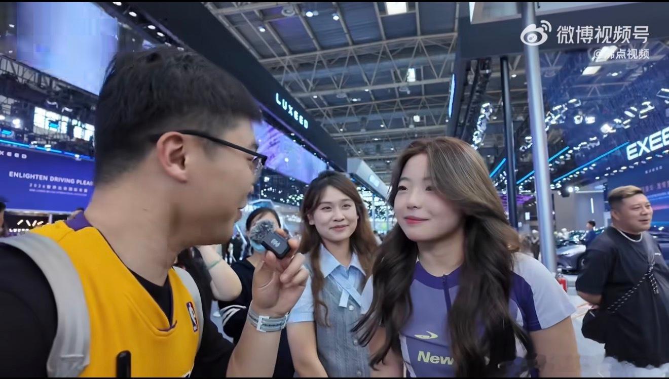 北京车展现场画风清奇，00后不看豪车先领鸡蛋，主打一个务实又快乐。永远要给生活埋