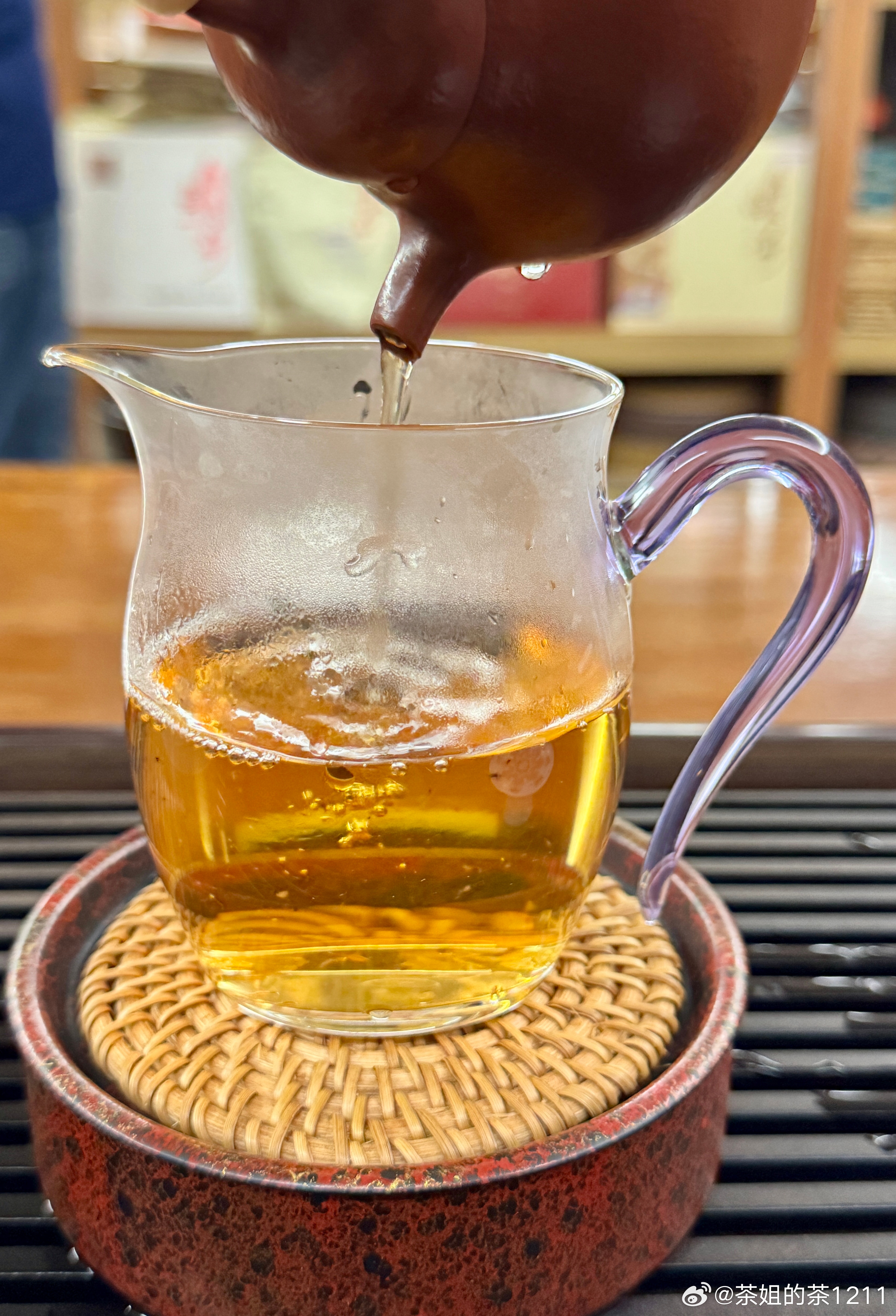 吃撑了，回来喝泡生普，野香野韵，刮刮油。美股盘前都是绿的，小日子要加息影响那么大
