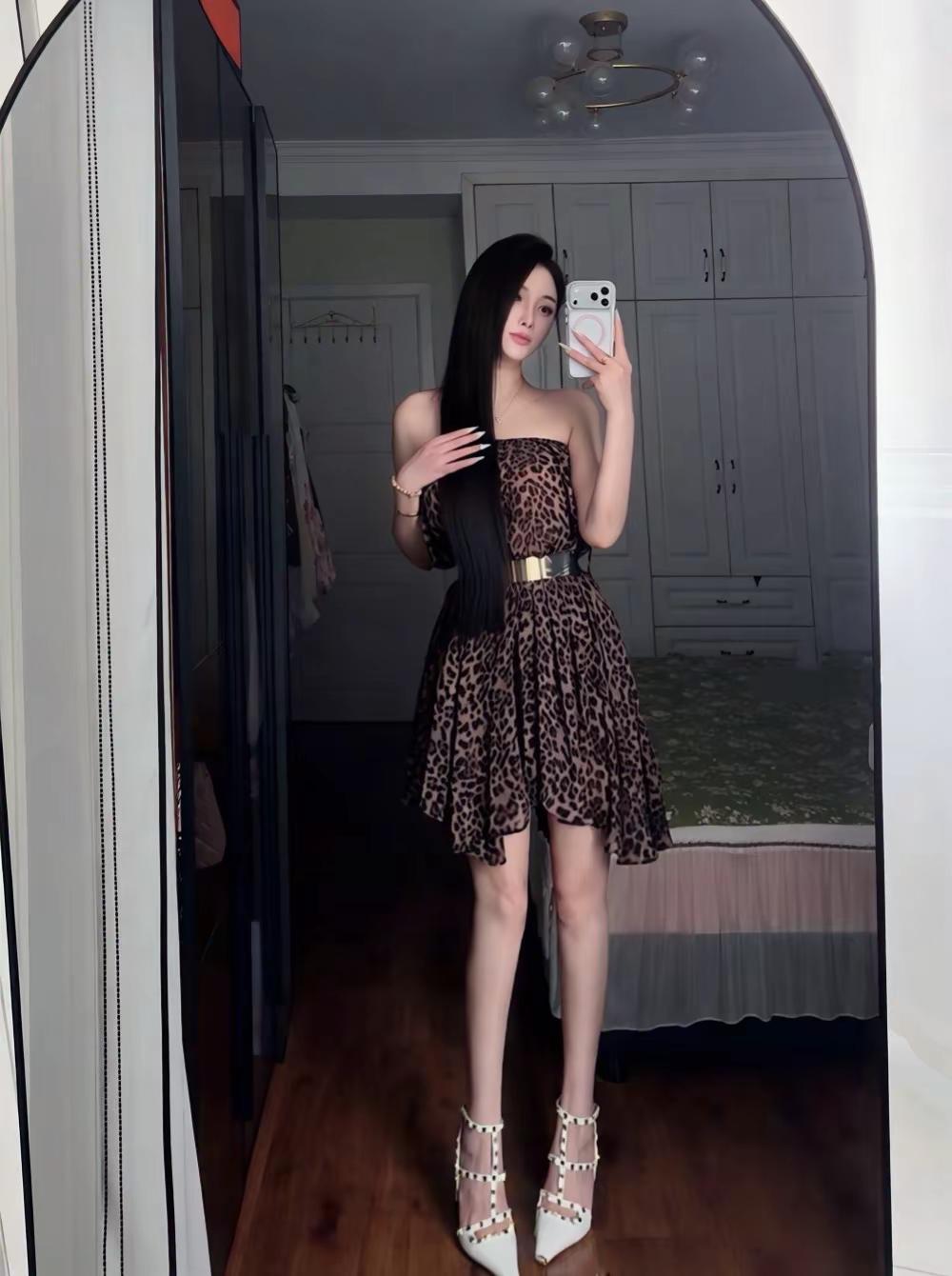漂亮的女生互相欣赏 低级的猪妖说三道四对镜拍穿搭