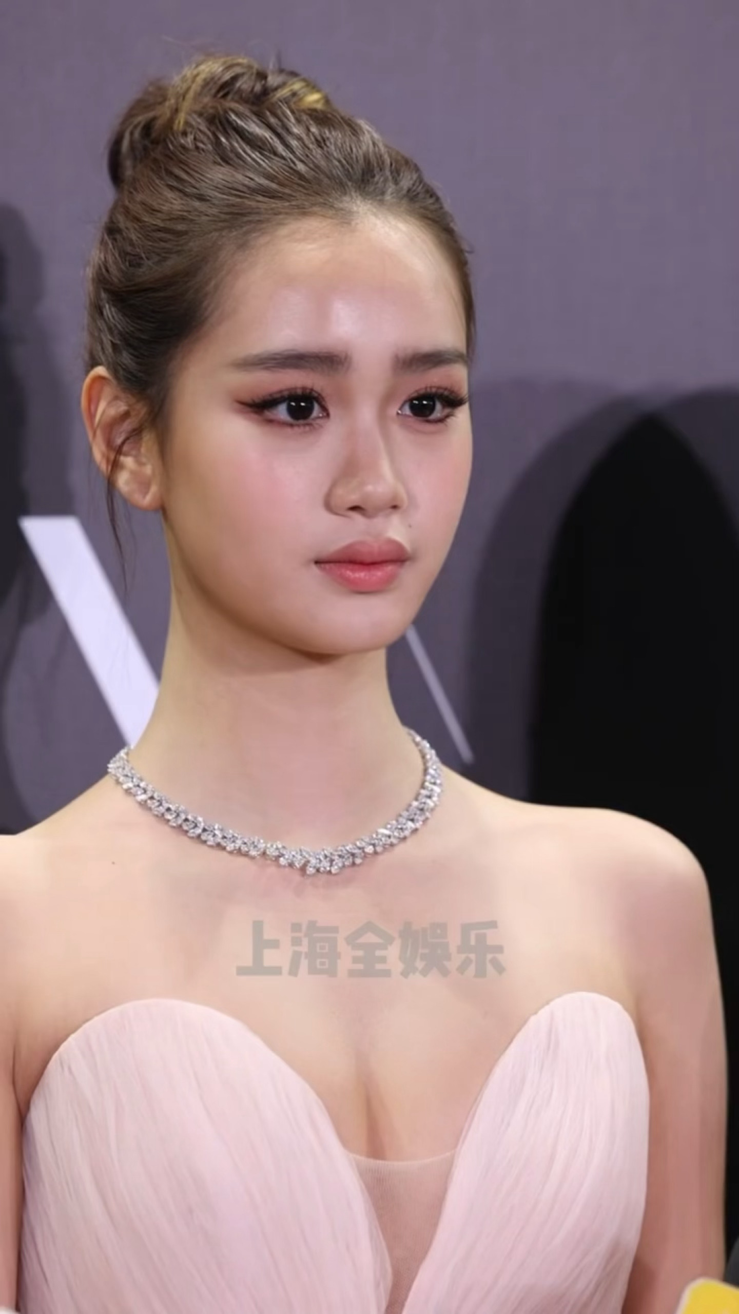 考拉晒照风波后，钟丽缇张伦硕带两个女儿走红毯 。 钟丽缇张伦硕一家四口走红毯