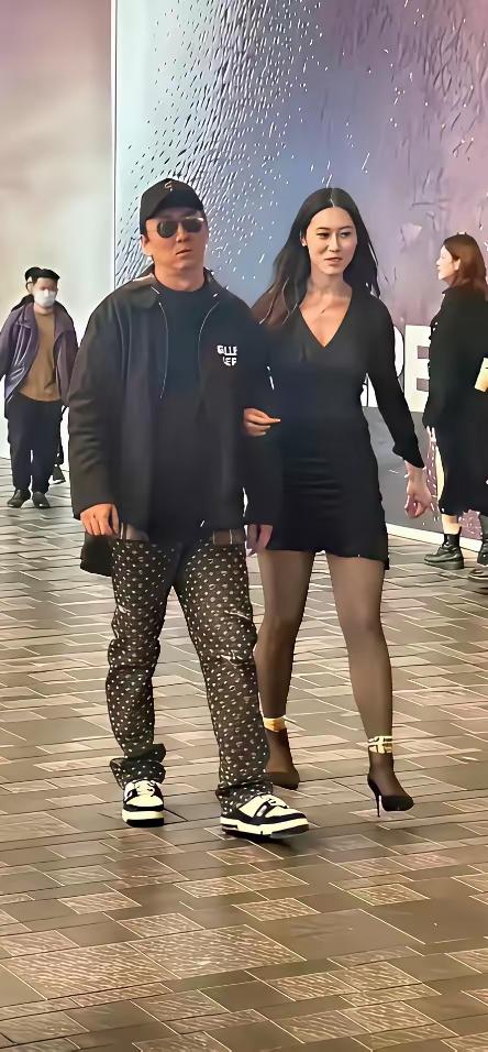 思聪的脸上为什么是一副生无可恋的样子
无论是金钱
还是美人
事业
一样都不缺
难