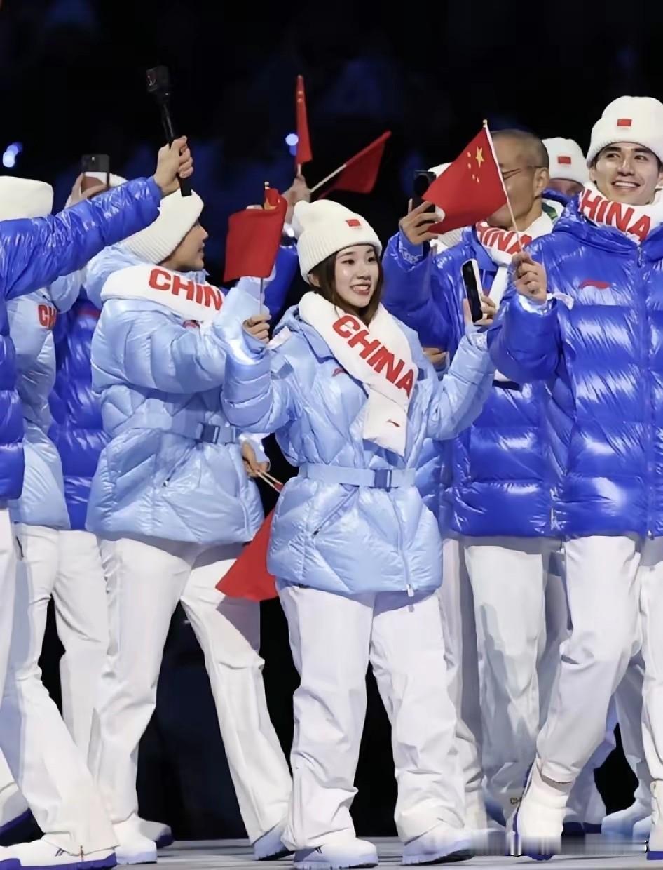 在意大利米兰举行的冬奥会展示了中国体育代表团的风采，队服很有特色，蓝白相间，对比