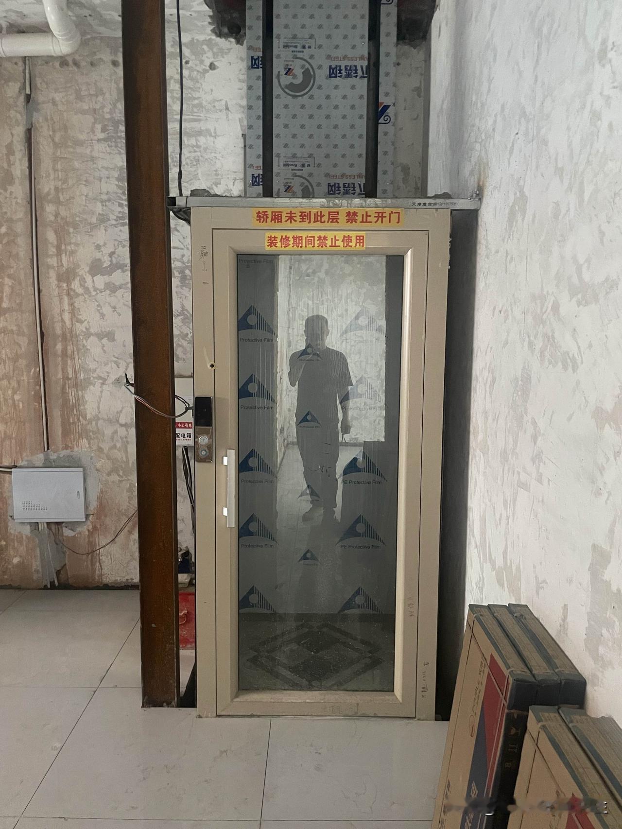 复式楼或者1楼带地下室的户型，真的可以考虑做个电梯。家用电梯真的可以节省不少家里