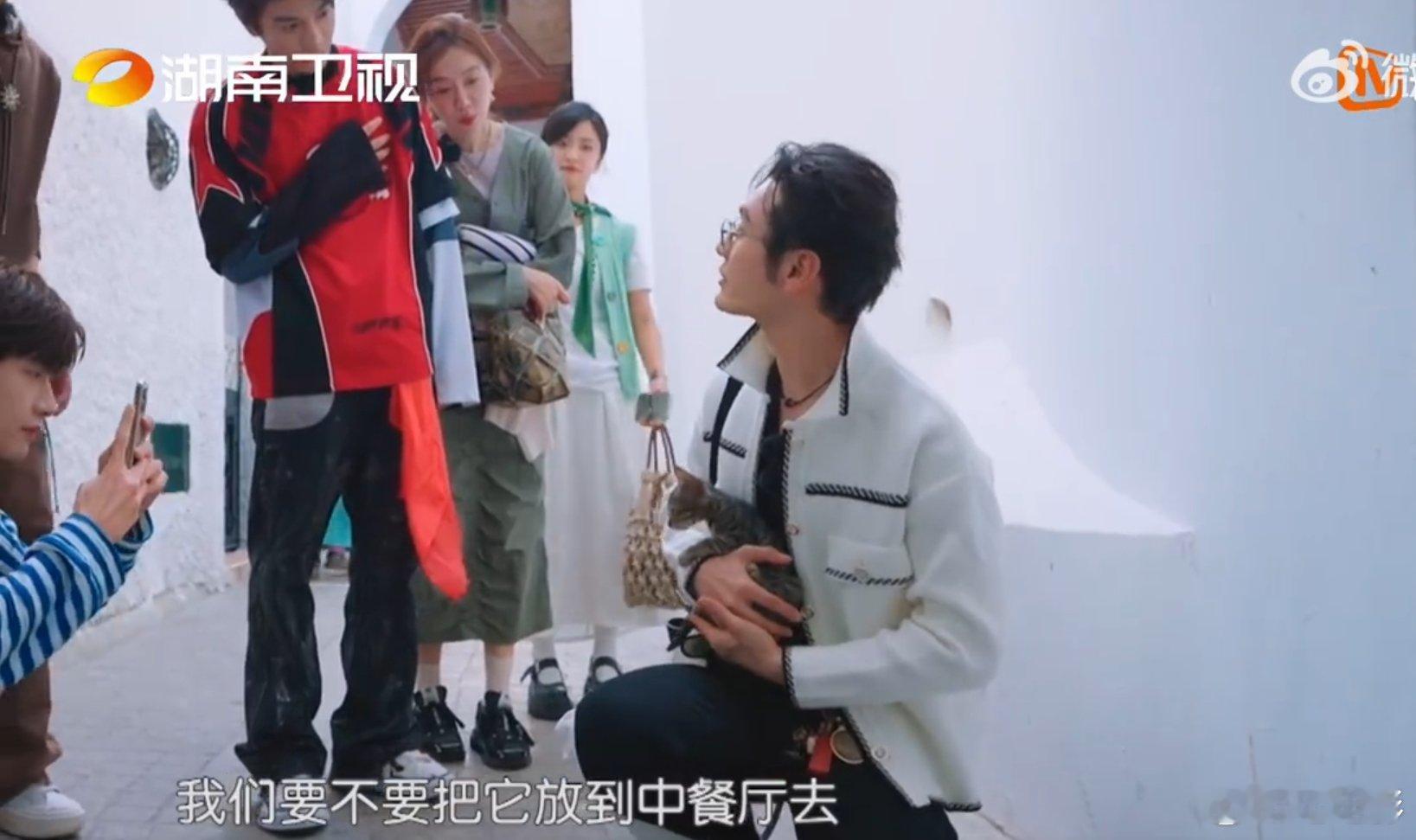 黄晓明[超话]黄晓明把流浪猫带回中餐厅黄晓明这波捡猫操作直接封神！流浪小猫在餐厅