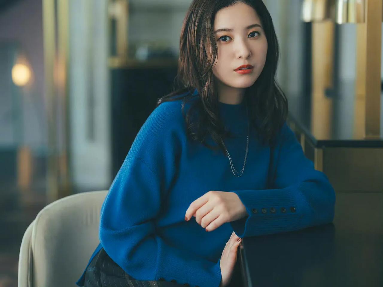 吉高由里子去年6月被曝正与圈外男性交往中，据《文春》最新报道，二人已分手。
