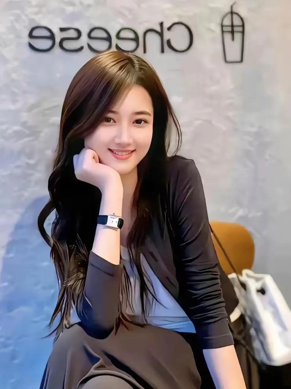 在上海，大龄未婚男女问题日益凸显。在地铁上，一位女士看着寥寥无几的男性乘客，深深