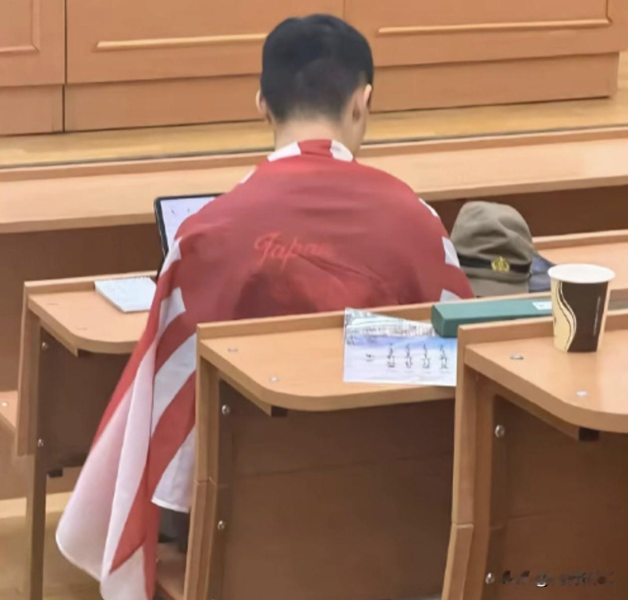 这个在俄罗斯留学的精日留学生，身批旭日旗子的高调行为，其实有几个值得思考的问题。