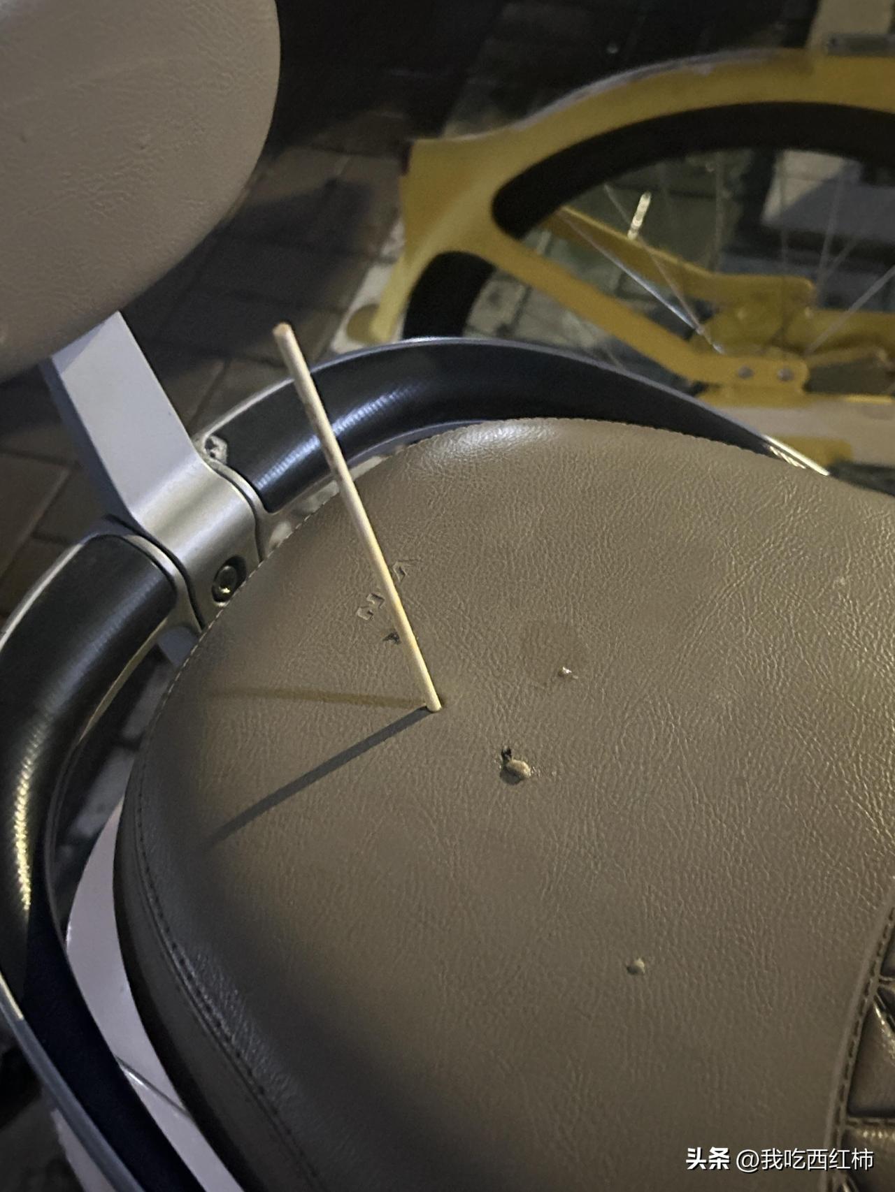 两天不到没骑车
两天没骑车 停公司楼下 今天下班刚准备回家 然后发现车莫名其妙被