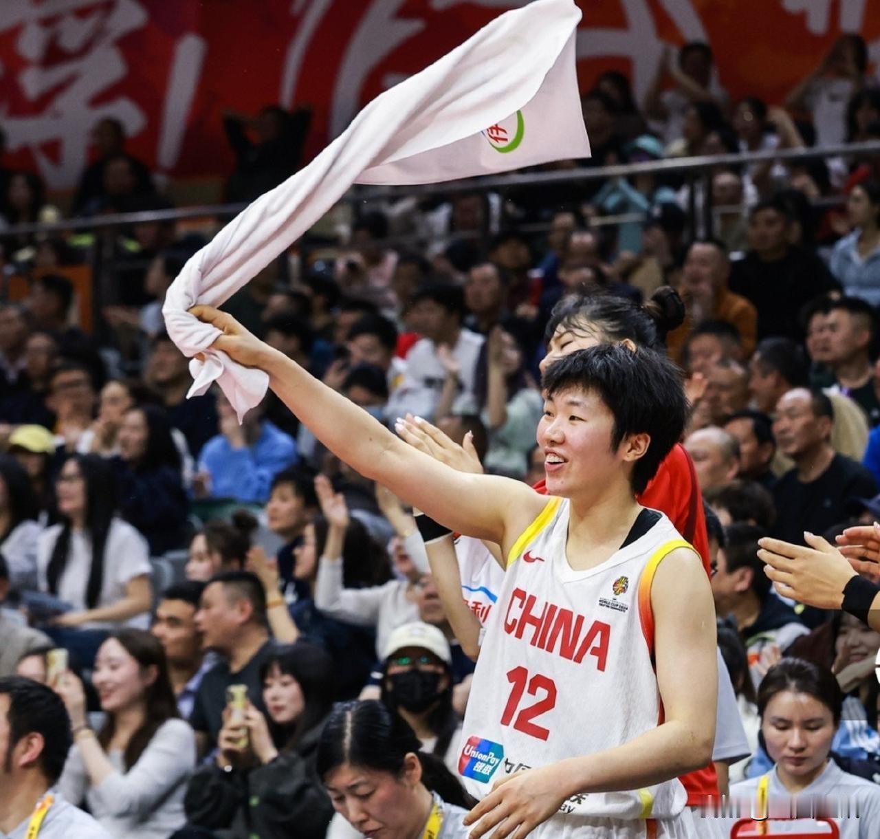 陈玉婕队长16分8篮板7助攻！带领中国女篮111-46大胜泰国队。
今天上午，中