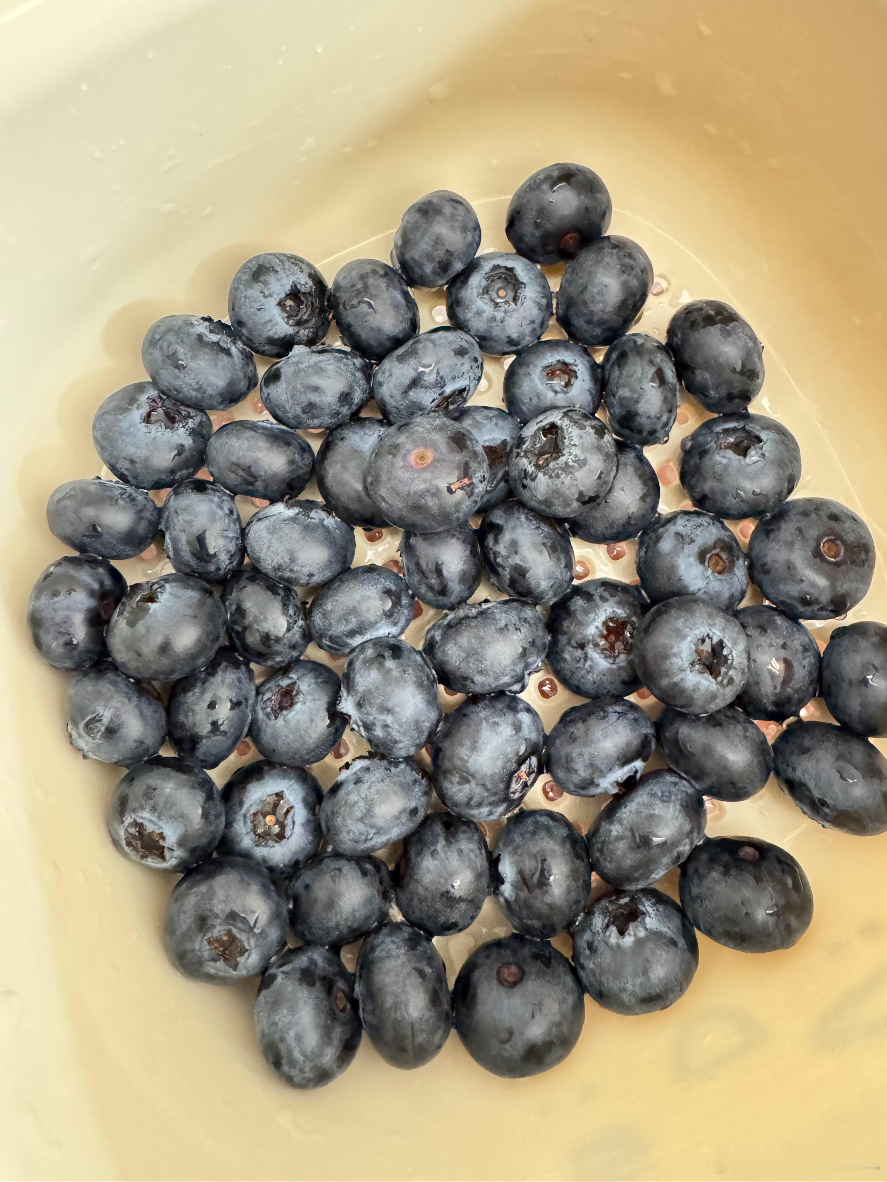 蓝莓记得别买太大的最近的云南雪山蓝莓嘎嘣脆甜，别买大的，大的吃起来太面了，小的最