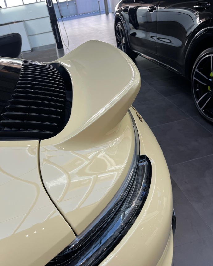 来欣赏一下巴西的 992 Sport Classic PTS Ivory（Elf