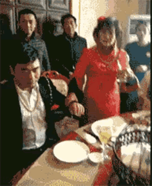 新郎不愿意喝交杯酒，新娘子一个响指，一盘子钱上来了，新郎马上就范。