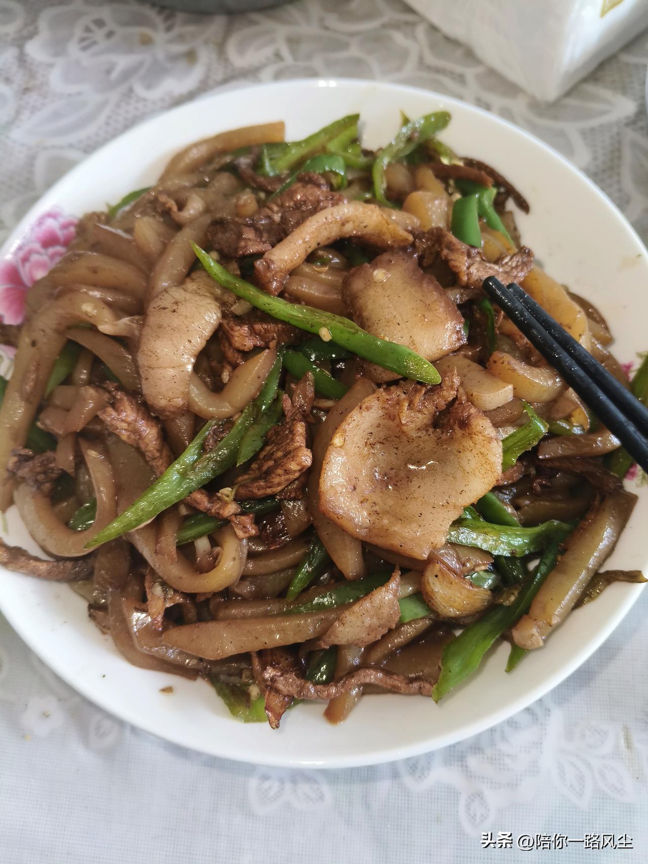 不知道这道菜，会不会馋哭许多北方人？


今天中午，我去菜市场花4元钱，买了一块