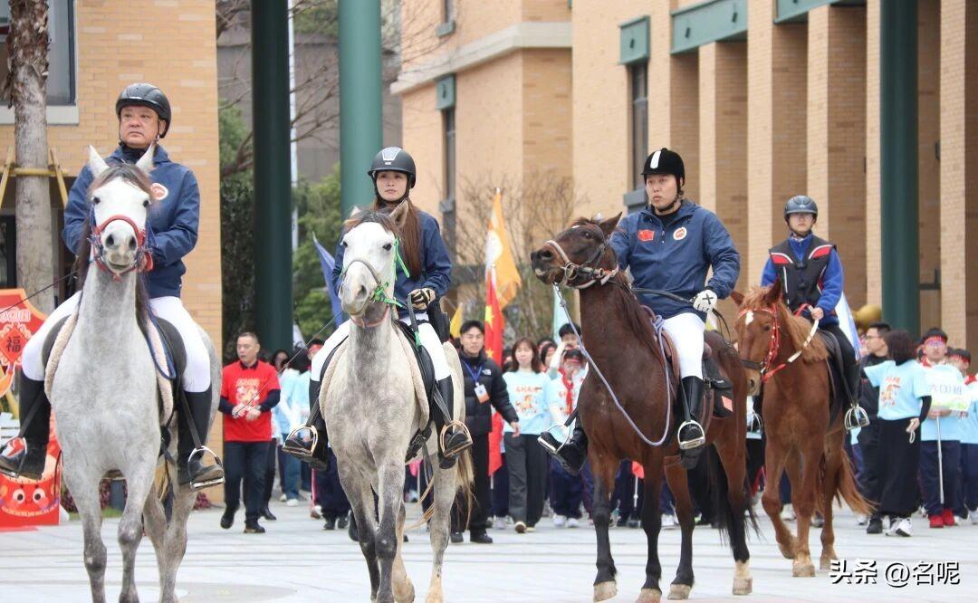 开学了，开学仪式必须安排起来。别人是大葱苹果送祝福，人家骏马来助兴，主打一个“一