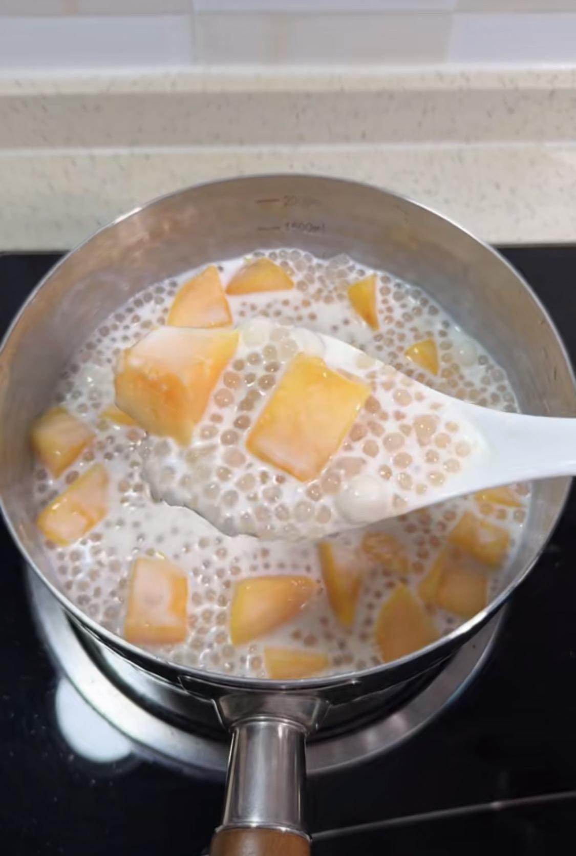 分享一个西米露的做法（零失误）。
食材：西米、牛奶或者椰奶、水果（芒果、西瓜、火