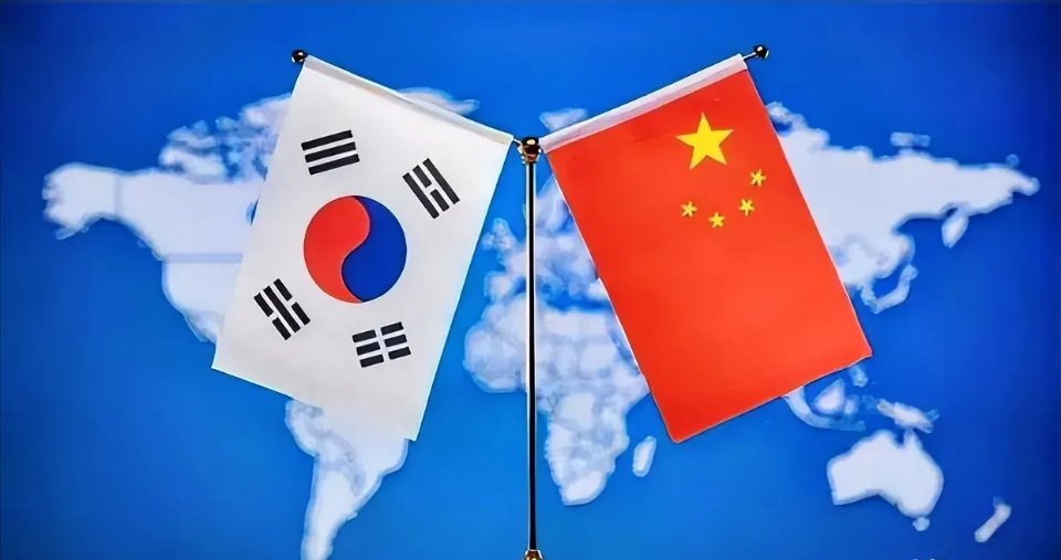 不可思议！韩国连夜召见中国大使。韩媒发布消息称，韩国外交部副部长张虎镇连夜召见了