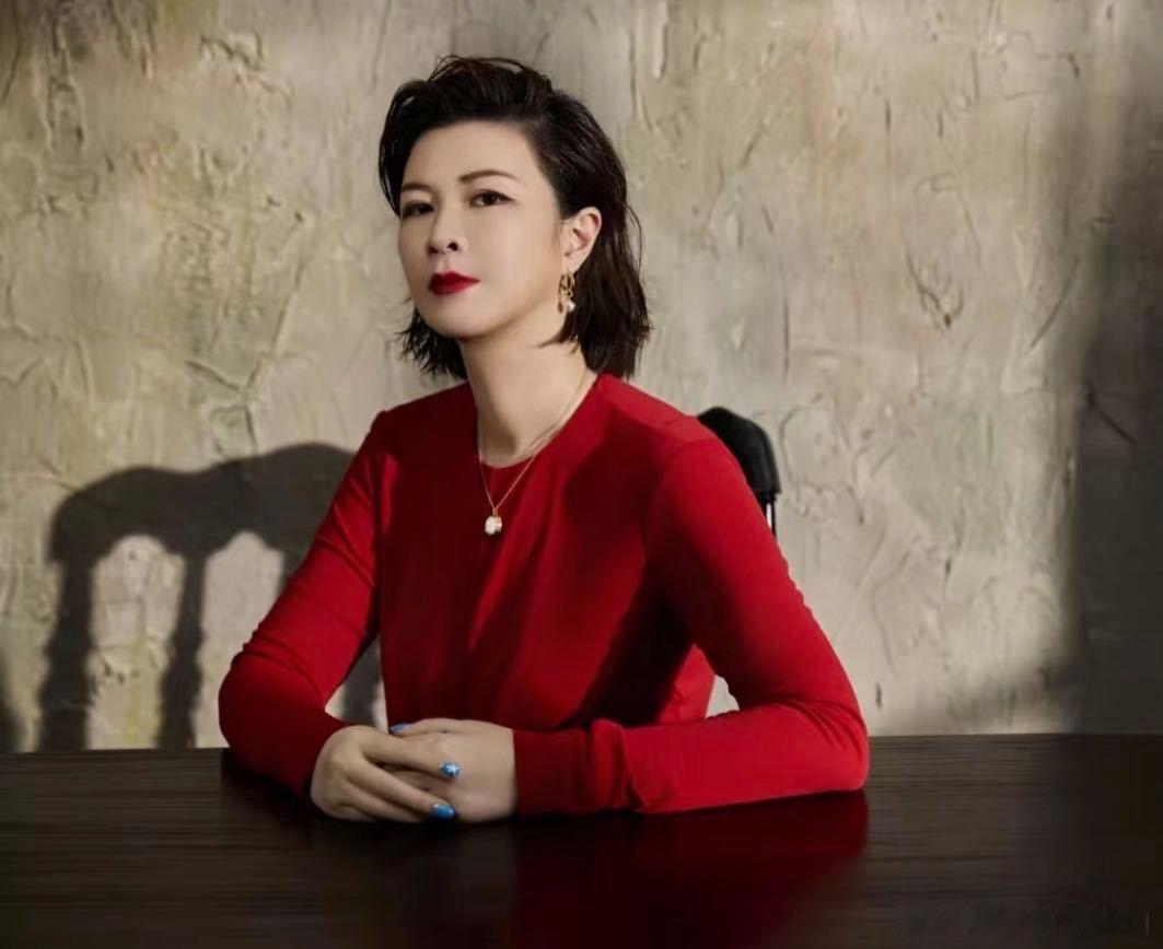 韩国偶遇杜华 网友韩国会议偶遇杜华，合照状态超不错，高含金量场合亮相，杜总海外业