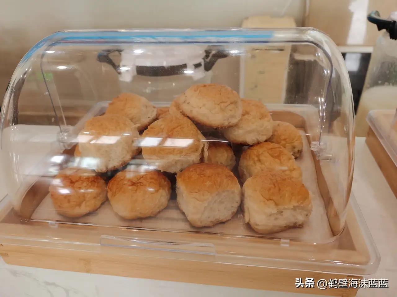 淇县一家企业为职工供应的糕点，种类不多，但是公司自己做的，味道可以，吃着放心。饮