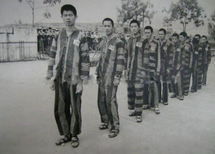 1979年，俘虏交换后，200多名战士终于回到祖国，他们刚刚跨过边境线，广州军区