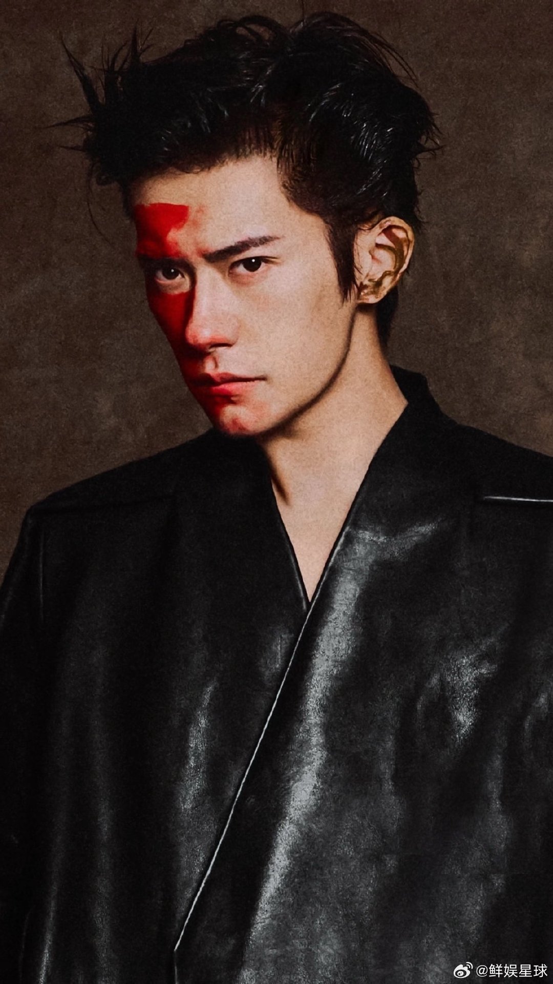 易烊千玺网站新自拍易烊千玺脸上涂鸦 