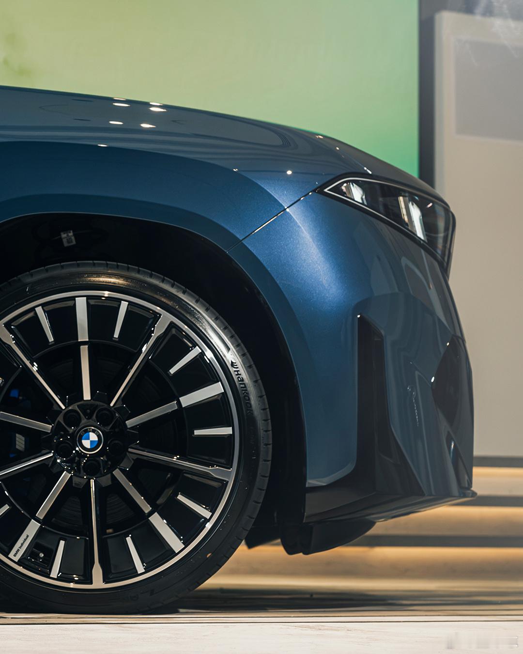 新世代BMW iX3和蜘蛛侠还挺搭。为配合《蜘蛛侠：崭新之日》在日本上映，宝马搞