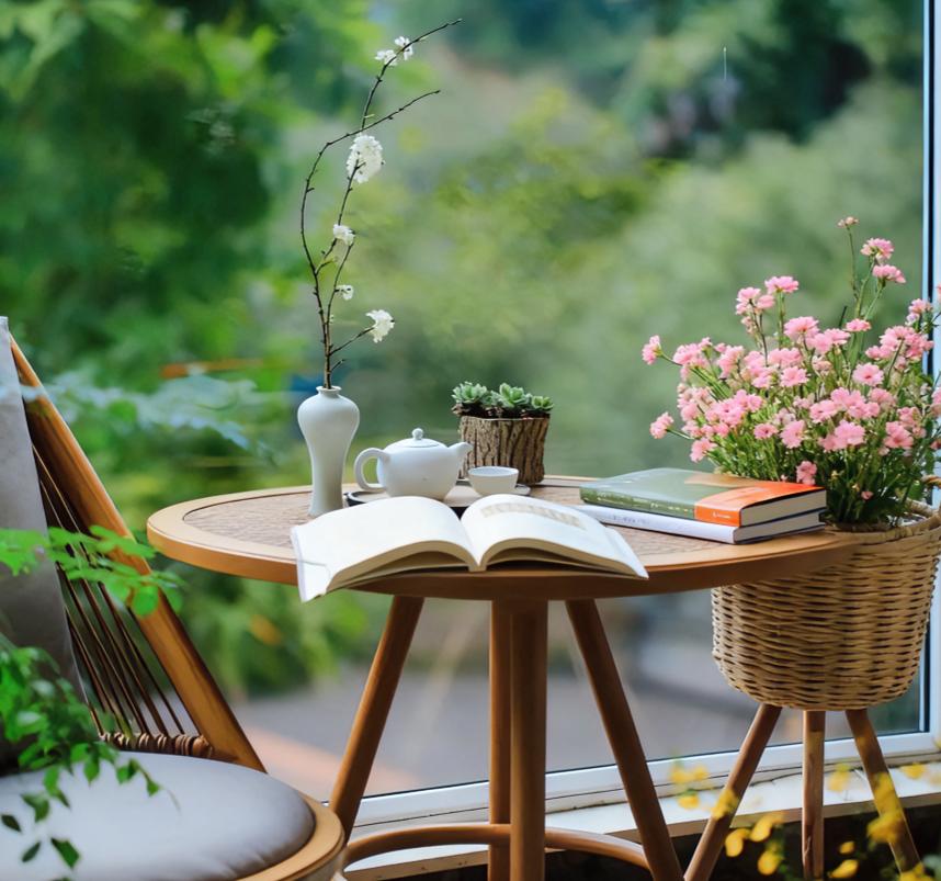 今天小雪无雪，有阳光，有风经过停在窗边。

小雪，小憩，这样的节气，适合泡一壶老