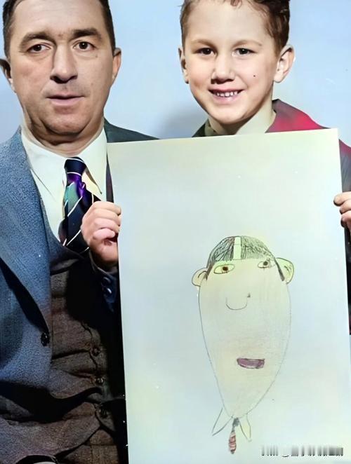 近日，一则暖心趣事在国外引发热议。一个外国萌娃想找爸爸，却不知如何精准描述其模样