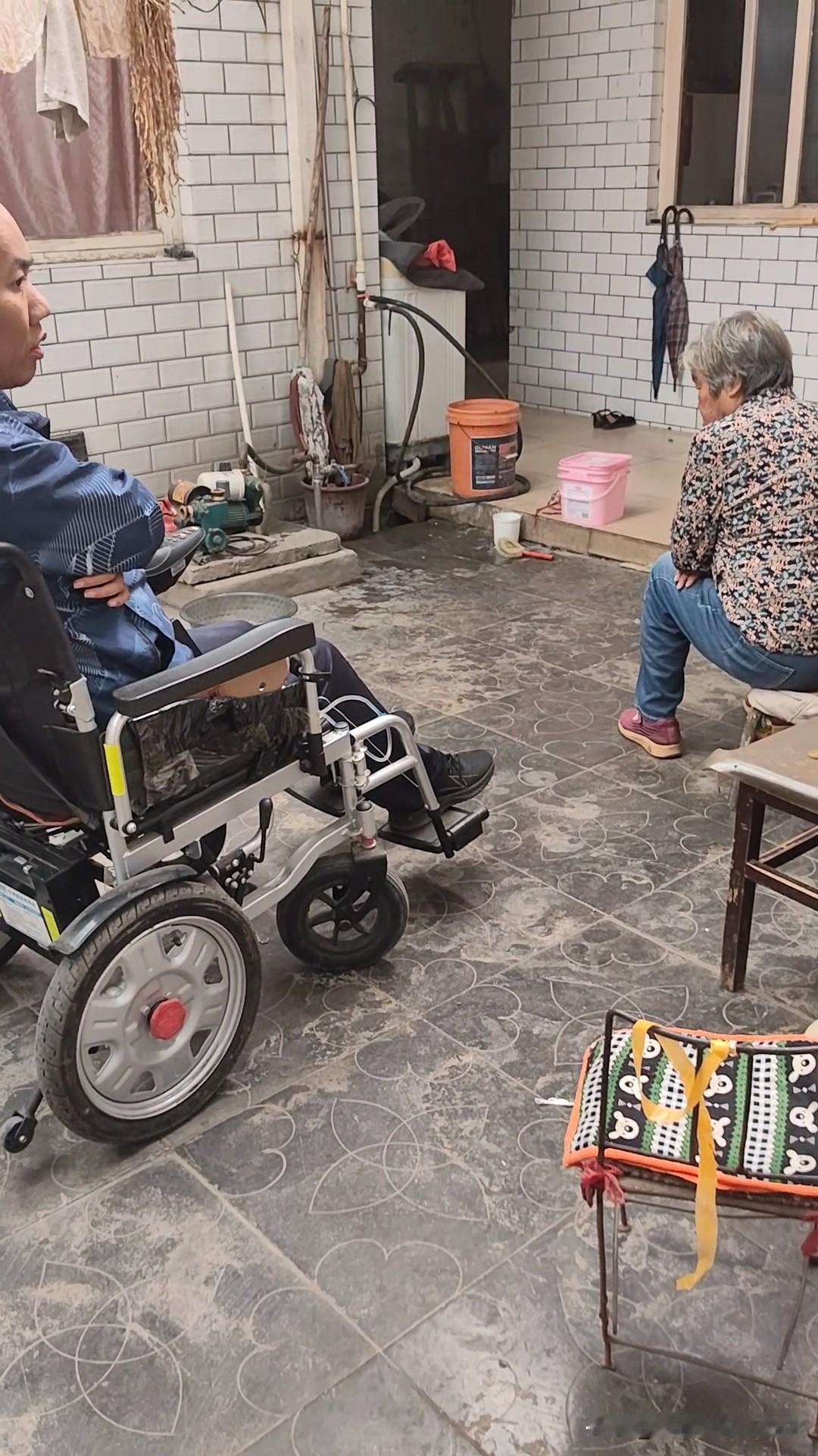 今天73岁的老妈忧心忡忡的来了，我说妈妈来了，妈妈说在家里心不静坐不住，我说咋了