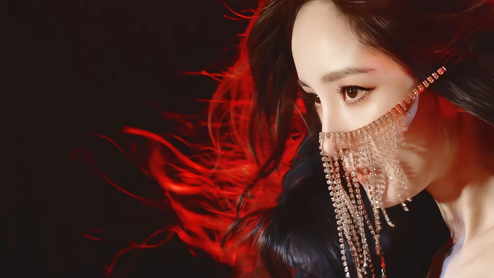 这个钻石面罩太妙了…完全女王…一个眼神足以让人臣服🤲🏻 杨幂钻石脸链杨幂