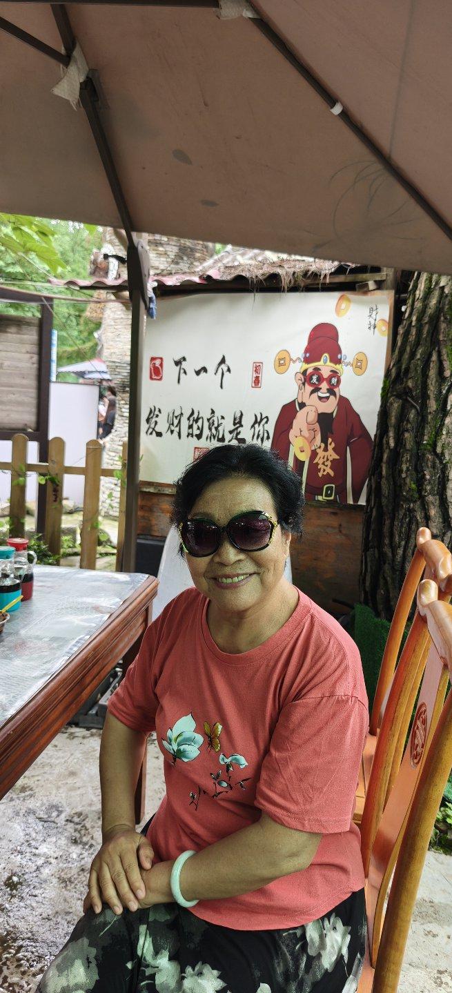 学生时代哪位老师对你影响最大？小学的语文老师对我影响最大。她鼓励我大胆表达，教会