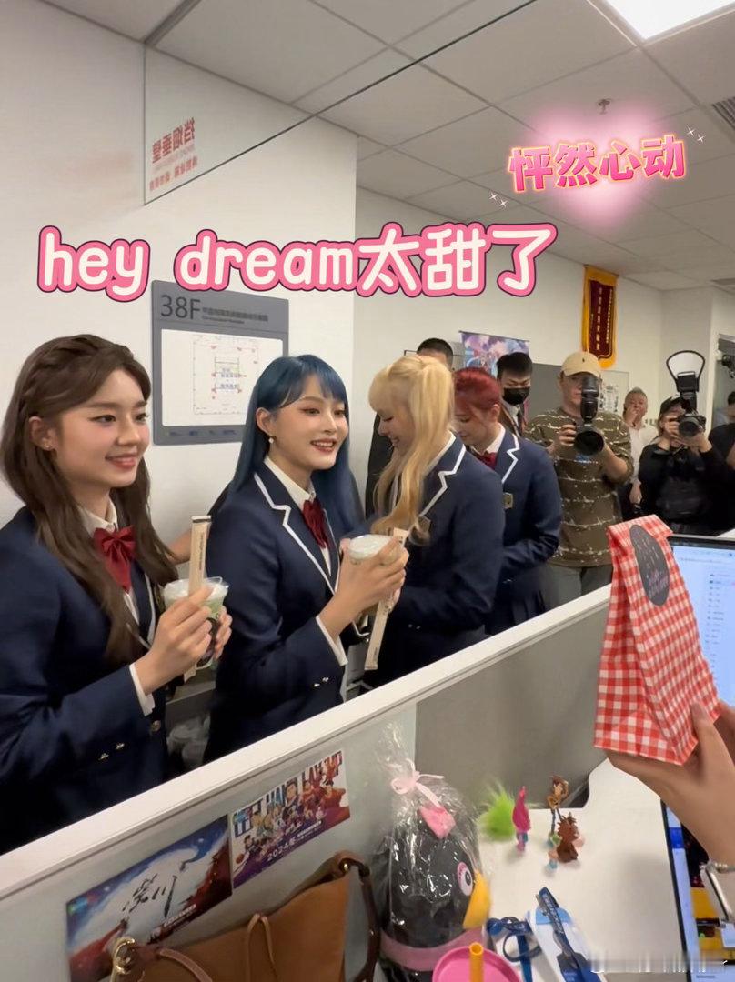 乐华女团现场带杜华KT板扫楼漫剧也飞不出杜华的世界妥妥把严厉大家长华华子随身携带
