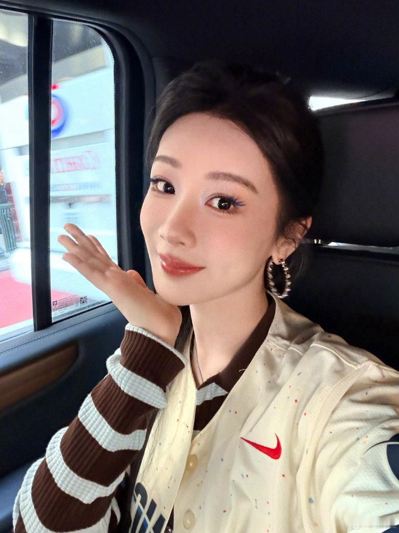 杨紫杨紫董竹君 杨紫杨紫玉兰花开君再来 山野万里，你是我藏在微风中的欢喜。你是我