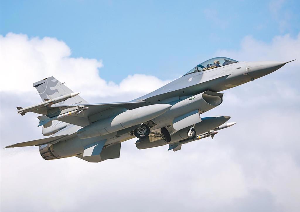 台作家“漂浪岛屿”，昨晚在脸书爆出猛料：“服役28年的F-16以及新升级的F-1