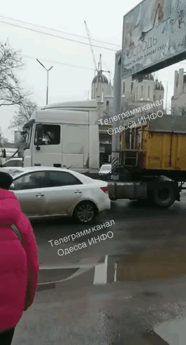 在乌克兰的敖德萨地区，愤怒的当地居民饱受停电停暖影响，他们却发现很多政府机关，还