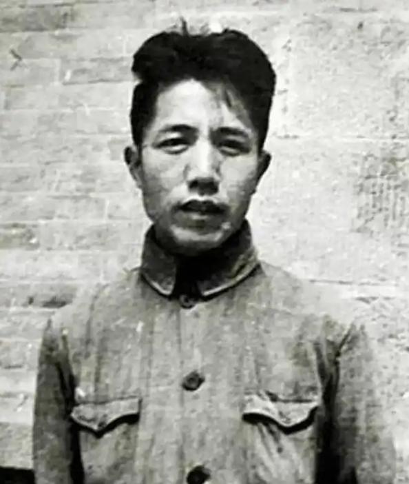 1980年，作家周扬回乡探亲，顺道去看前妻吴淑媛墓，谁料，半路突然大雨倾盆，顿感