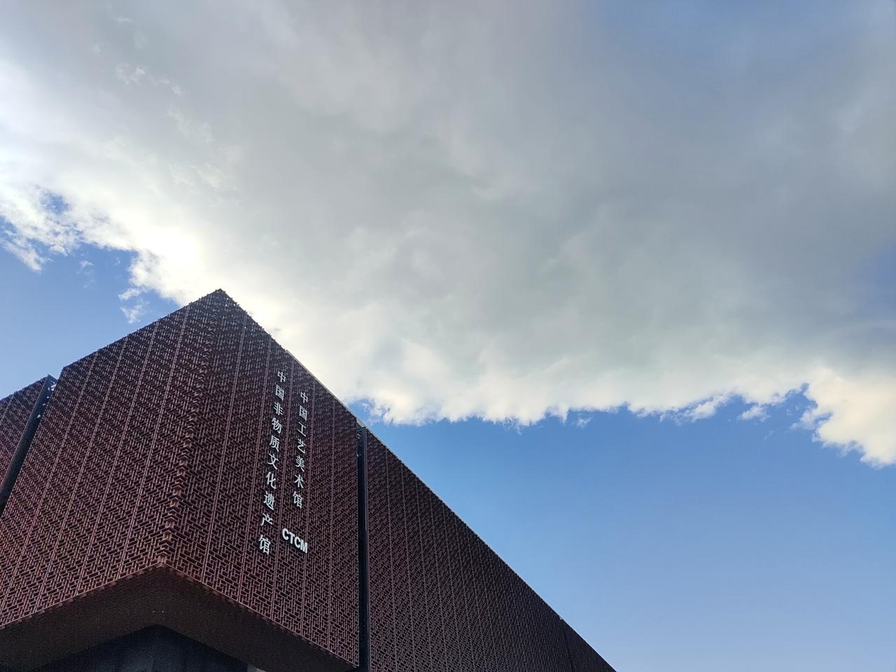 国庆期间，可以去中国工艺美术馆参观，有石窟的展览，特别是莫高窟和克孜尔石窟，非常