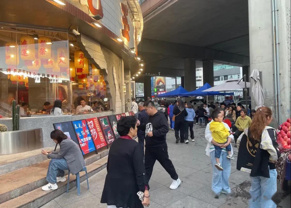 #乌鲁木齐头条# 排队排了3个小时值不值你们说了算，我不知道你们有没有去吃过，我