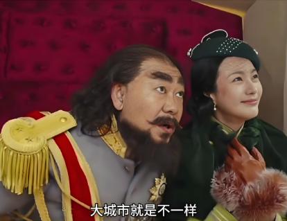 《戏台》里的两场床戏，
撕开了多少人的遮羞布！
六姨太活在自己编织的梦里。

六
