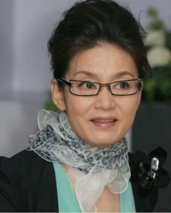 1979年，刚结婚1年的潘虹，出轨了导演杨延晋。可杨延晋的妻子洪融不是省油的灯，