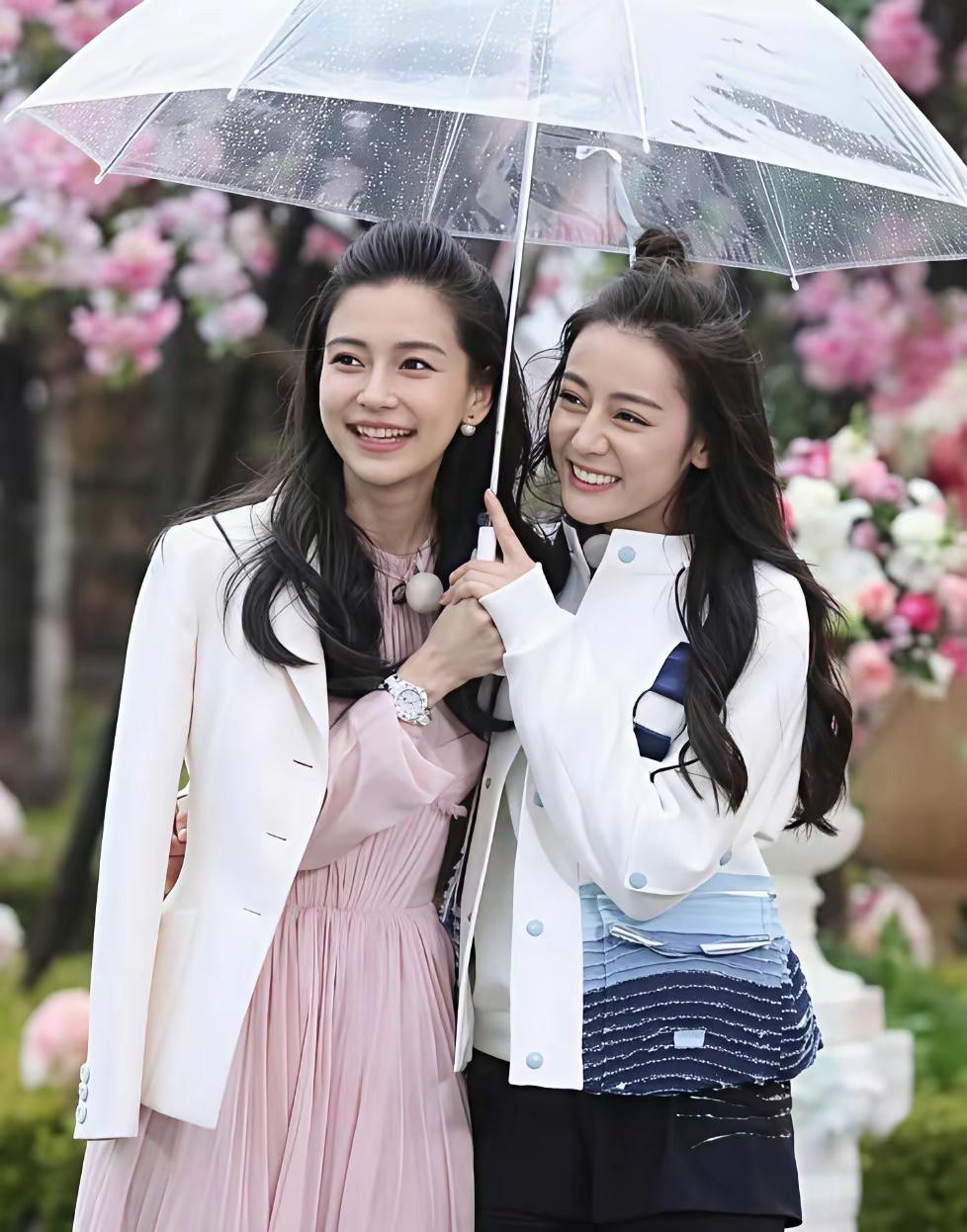 迪丽热巴和杨颖看到出来二人关系挺好的，有说有笑